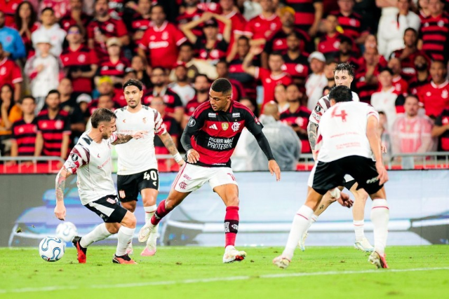 Flamengo empata sem gols, perde nos pênaltis para o Estudiantes e é eliminado da Libertadores