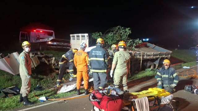 Passageiro morre após caminhão capotar ao passar direto por rotatória em Campo Grande