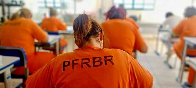 Em MS, 4,3 mil detentos fazem provas para concluir estudos em presídios