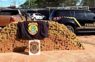 PF apreende Hilux clonada com 1,8 tonelada de maconha em casa abandonada