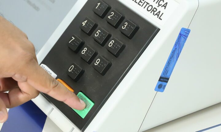 Seções eleitorais são fechadas no Rio de Janeiro e apuração do primeiro turno começa