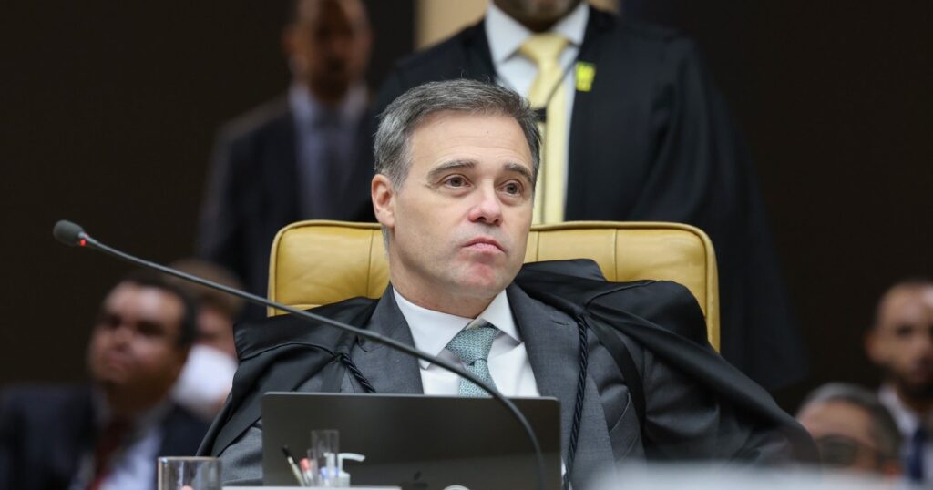 Ministro André Mendonça nega direito de resposta a Flávio Bolsonaro no TSE