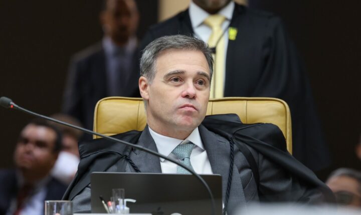 Ministro André Mendonça nega direito de resposta a Flávio Bolsonaro no TSE