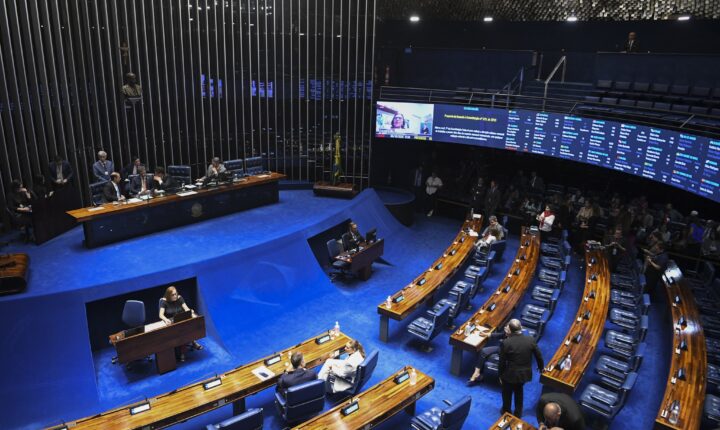 ANÁLISE: Escala 6×1 vira tema estratégico para Lula e Flávio Bolsonaro no 2º turno