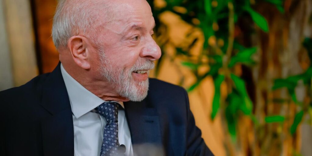 Lula anuncia entrega de pedido de quebra de sigilo ao TSE e desafia adversário