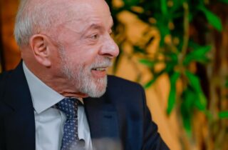 Lula anuncia entrega de pedido de quebra de sigilo ao TSE e desafia adversário