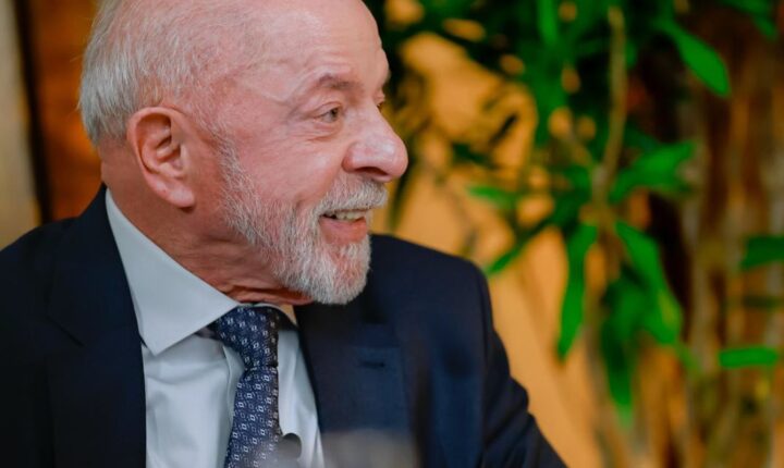 Lula anuncia entrega de pedido de quebra de sigilo ao TSE e desafia adversário