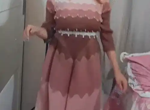 “Ele quica mesmo”, Paula testa vestido viral e faz sucesso na igreja