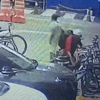 Ladrão leva apenas 10 segundos para furtar bicicleta de idoso em mercado