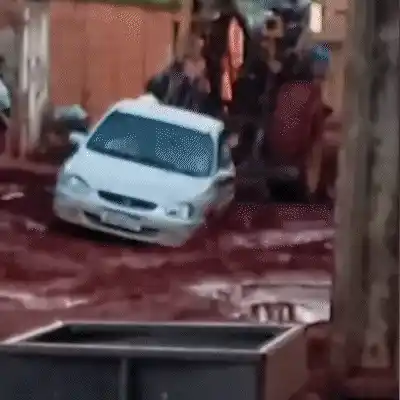 Espera por asfalto vira transtorno com ruas tomadas pela lama nas Moreninhas