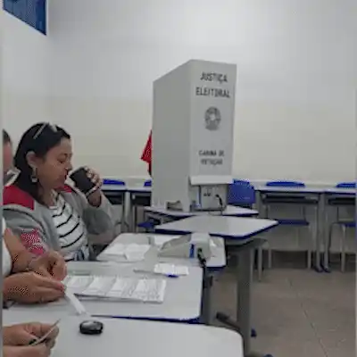Eleitor enfrenta queda de energia durante votação no Jardim Macaúbas