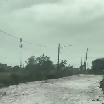 Sem asfalto, rua vira rio durante chuva e deixa moradores ilhados no Los Angeles