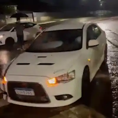 Buraco na Avenida Duque de Caxias faz ‘strike’ em pelo menos 8 carros em Campo Grande