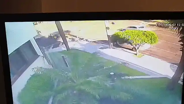Jeep tomba após colisão com Onix e bloqueia trecho da Rua 13 de Junho em Campo Grande