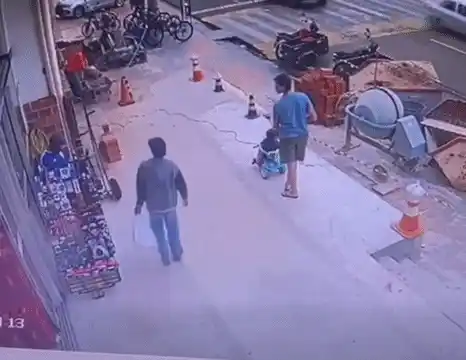 Motorista bêbado invade calçada e atropela homem com bebê de 1 ano
