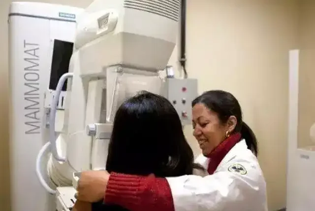 Mamografia está disponível aos 40, mas rotina começa aos 50; entenda