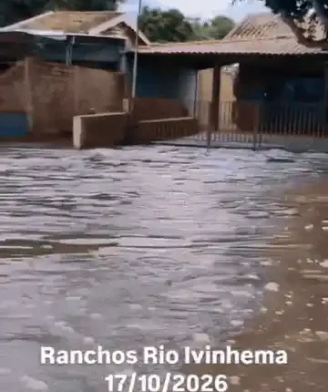 Cheia do Rio Ivinhema atinge estrada de acesso a ranchos na região da BR-376