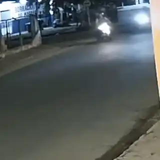 Motociclista escapa por pouco de atropelamento após queda na Avenida Rachel de Queiroz