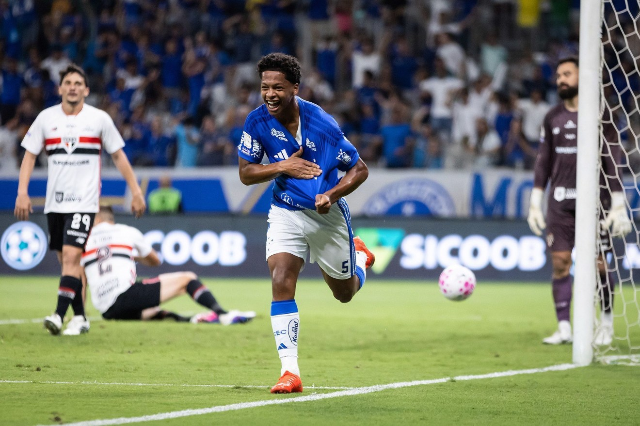 Cruzeiro vence São Paulo no Mineirão e assume quarto lugar do Brasileirão