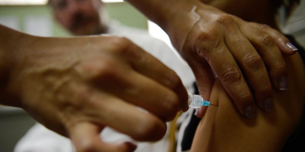 Consultas por lesões pré-cancerígenas do colo do útero caem quase 78% após vacinação pelo SUS