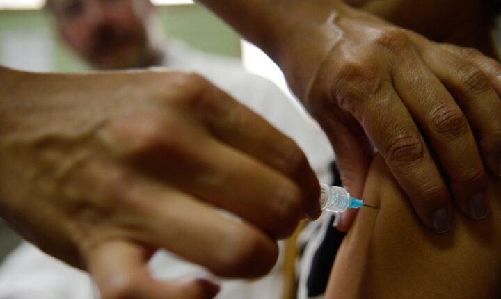 Consultas por lesões pré-cancerígenas do colo do útero caem quase 78% após vacinação pelo SUS