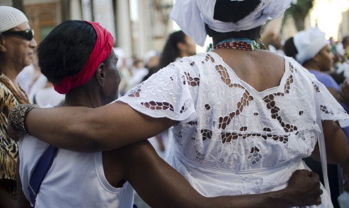 Ataques a símbolos religiosos reacendem debate sobre intolerância