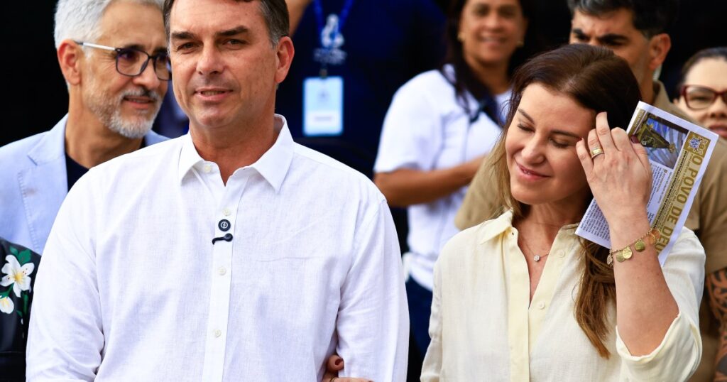 Flávio Bolsonaro retoma visitas ao pai após fim de restrição do STF