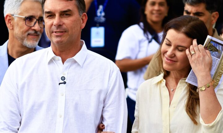 Flávio Bolsonaro retoma visitas ao pai após fim de restrição do STF