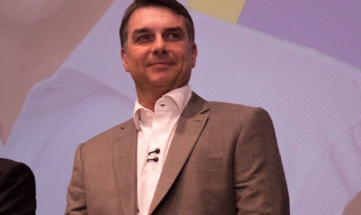 Flávio Bolsonaro afirma que pai entregará faixa presidencial em caso de vitória