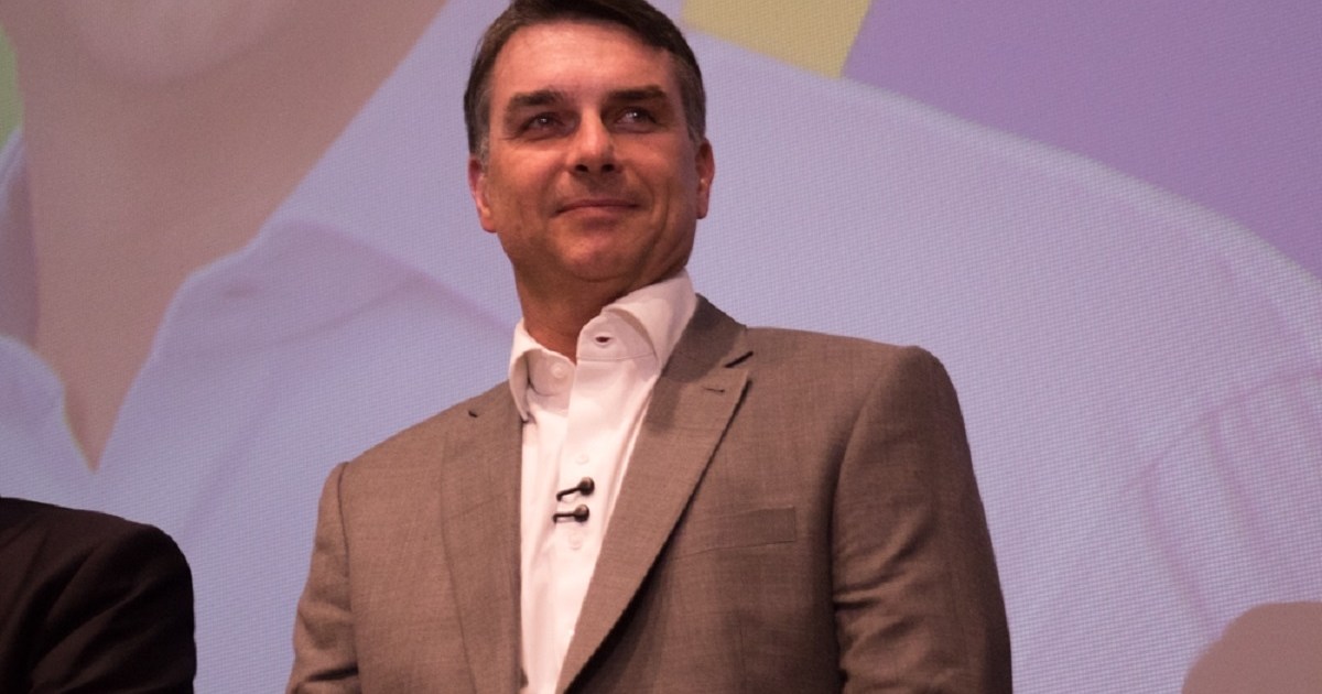Flávio Bolsonaro afirma que pai entregará faixa presidencial em caso de vitória