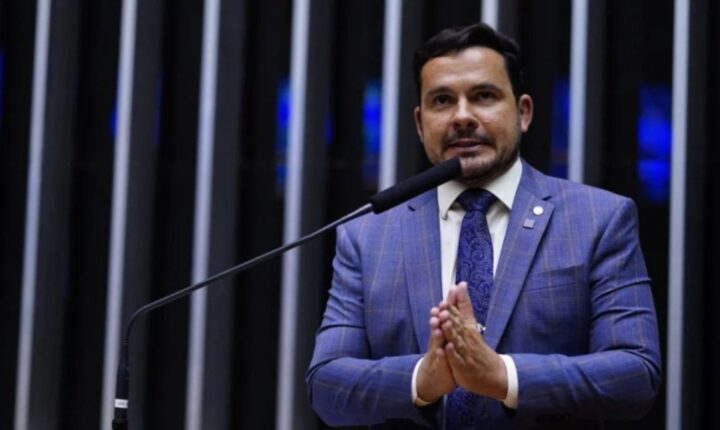 Alberto Neto lidera corrida ao Senado no AM com 25%, diz pesquisa