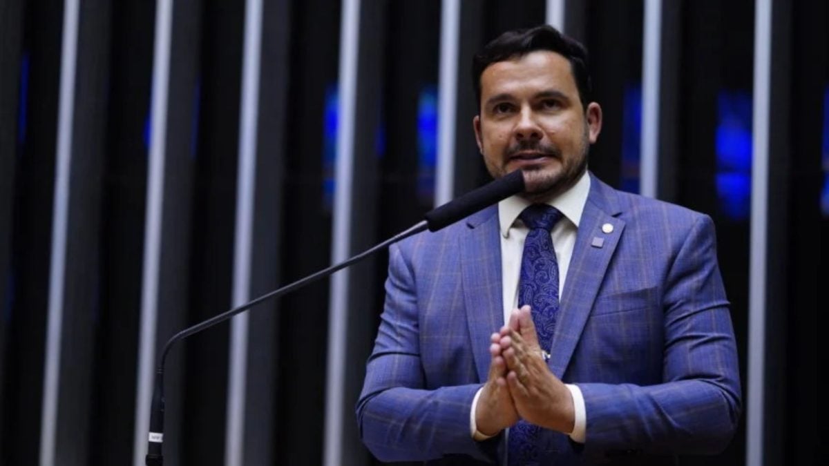 Alberto Neto lidera corrida ao Senado no AM com 25%, diz pesquisa