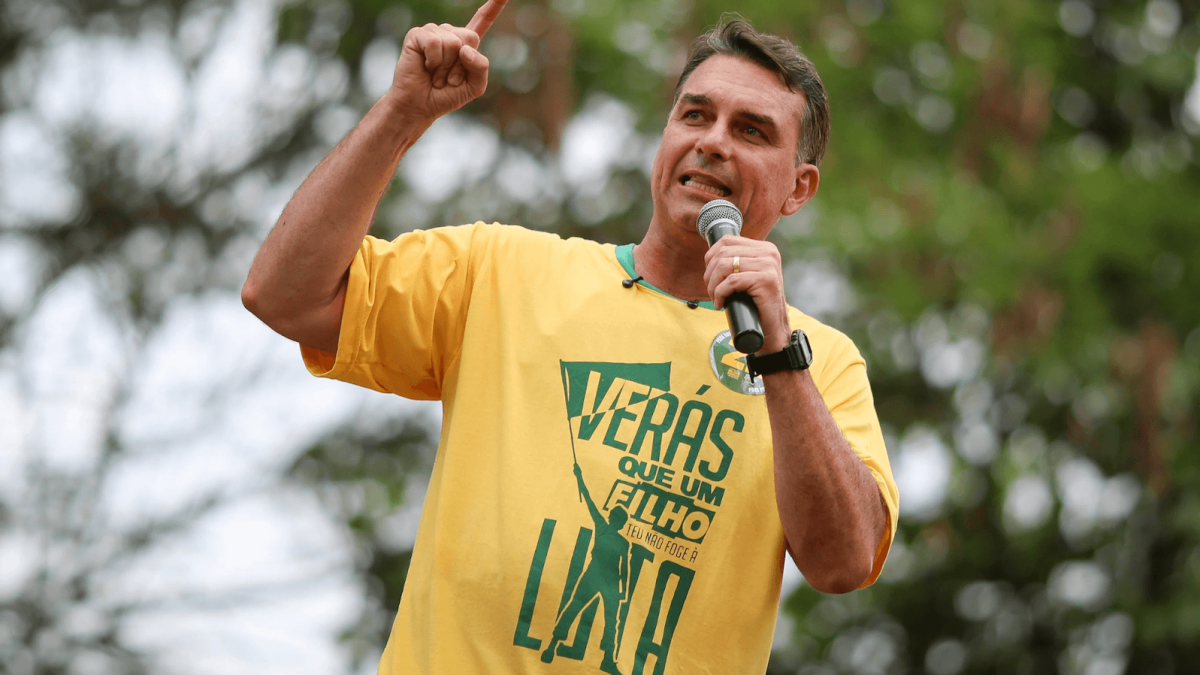 Políticos estrangeiros dão parabéns a Flávio por resultado no 1º turno