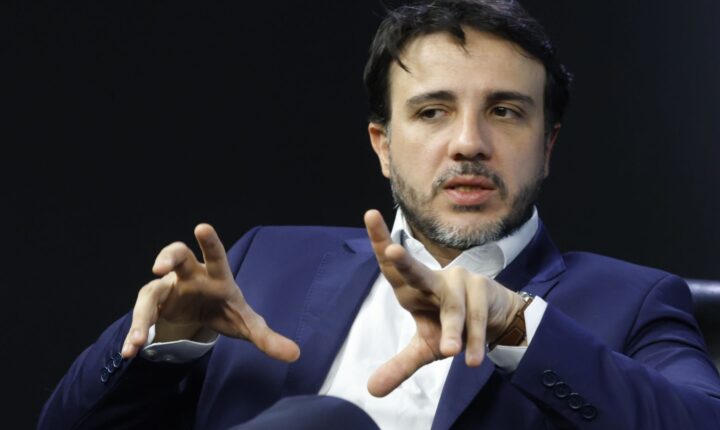 Flávio teve “medo” e fugiu de debate, diz Renan Santos