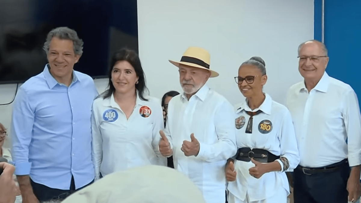 Lula vota em São Bernardo (SP) ao lado de Janja e aliados