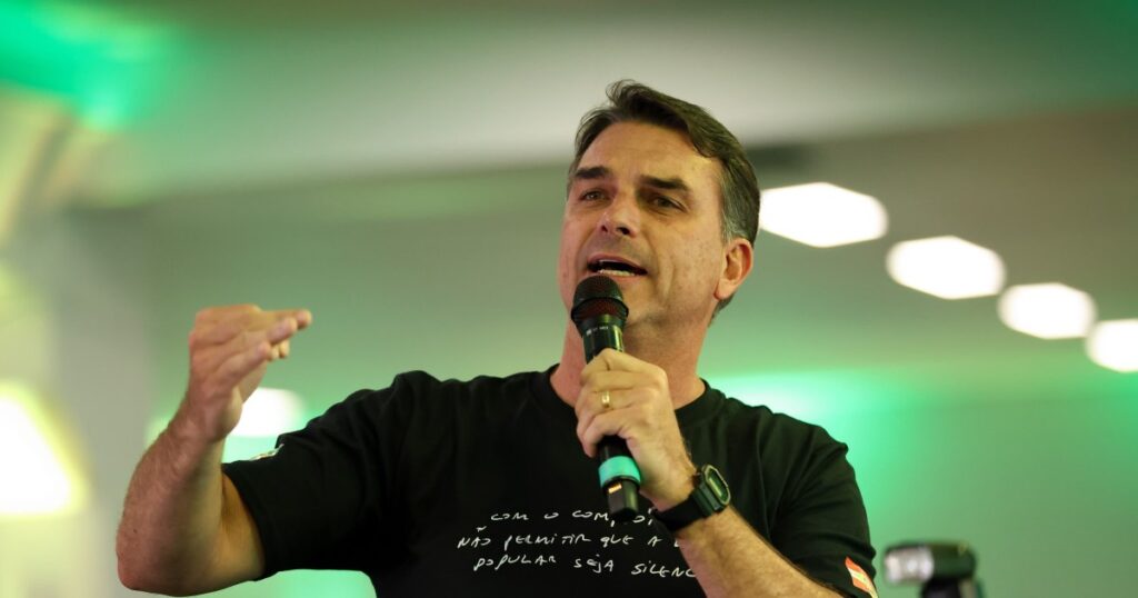 Defesa de Flávio Bolsonaro apresenta representação no TRE-DF contra diretor da PF