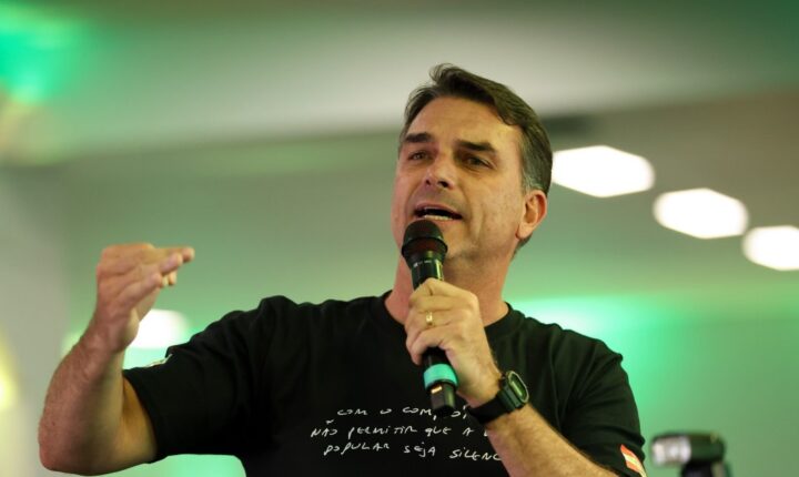 Defesa de Flávio Bolsonaro apresenta representação no TRE-DF contra diretor da PF