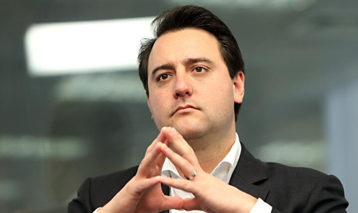 Governador Ratinho Junior anuncia apoio a Flávio Bolsonaro no segundo turno