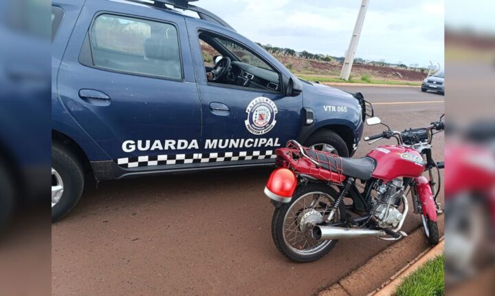 Motociclista sem CNH e com veículo irregular é abordado em Arapongas