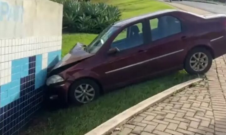 Mulher fica ferida após carro colidir contra muro em Londrina