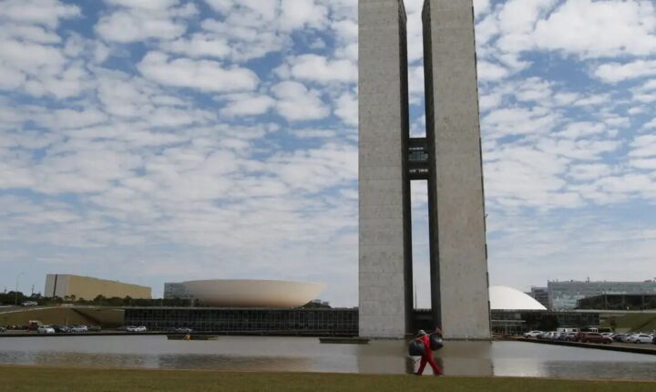 Senado marca para a próxima terça-feira (06) a votação do fim da escala 6×1