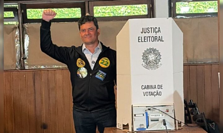 Sergio Moro vota em Curitiba, celebra decisão do TSE sobre Deltan Dallagnol e defende campanha limpa