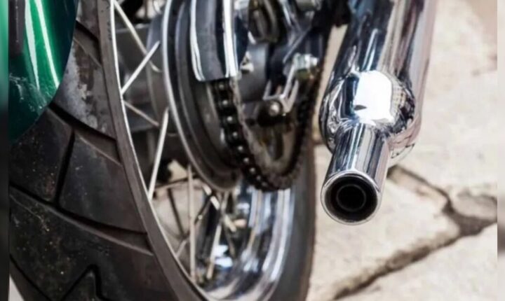 Motocicleta é apreendida em Califórnia após condutor realizar manobras arriscadas em praça pública