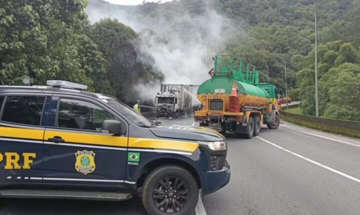 BR-376 sofre interdição total no litoral paranaense após incêndio em veículo de carga
