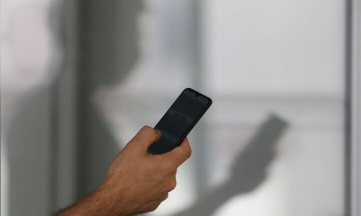Mulher reage a assalto no portão de casa e recupera celular em Apucarana