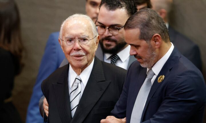Internado, Sarney exalta eleições diretas e convoca para o voto