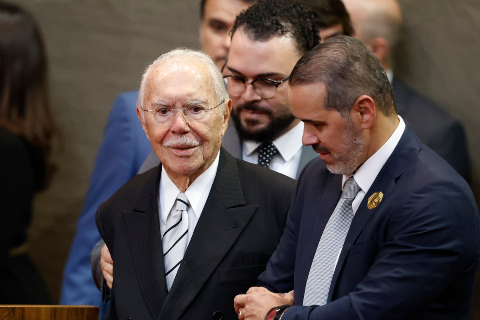Internado, Sarney exalta eleições diretas e convoca para o voto
