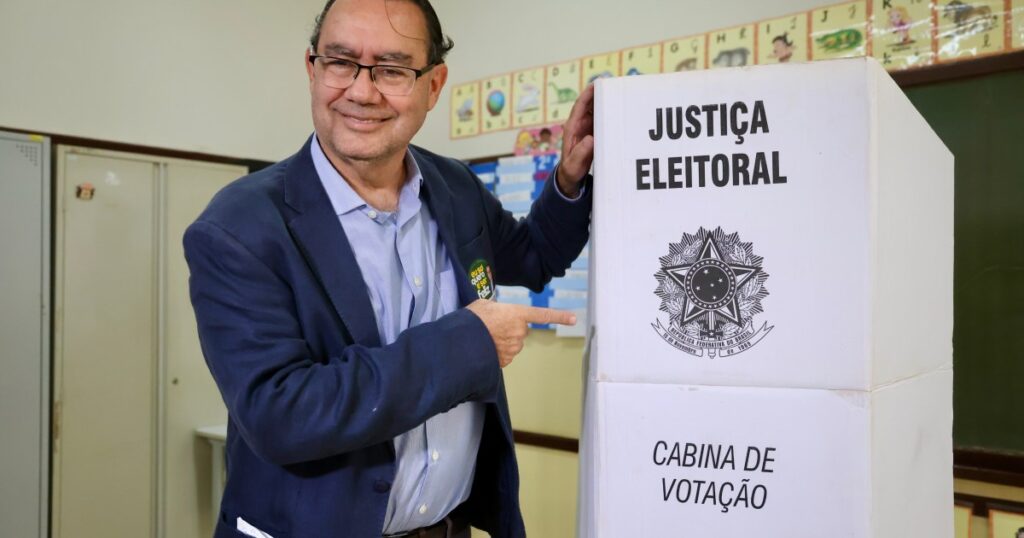 Escritor Augusto Cury declara apoio a Flávio Bolsonaro no segundo turno presidencial