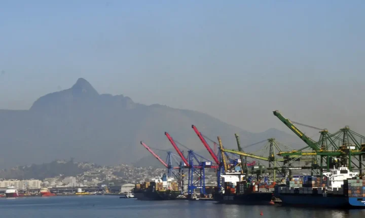Projeção de superávit comercial para 2026 é revisada para baixo e fica em US$ 84,4 bilhões
