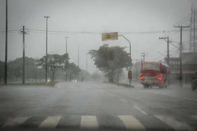 Semana começa com alerta laranja para granizo e vento forte em Campo Grande